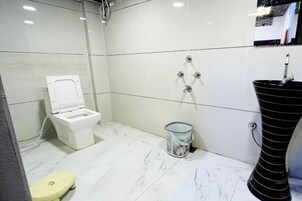 Ducha, cabezal de ducha tipo lluvia, zapatillas y toallas