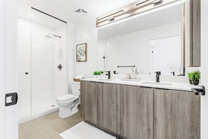 Hårføner, håndklær, såpe og toalettpapir