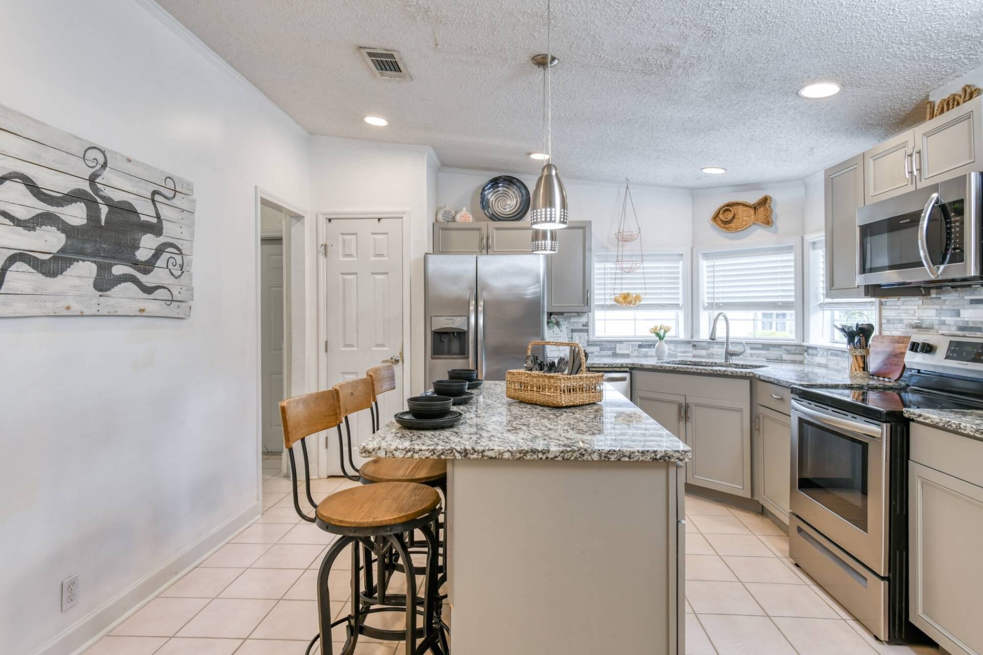 ثلاجة، ميكروويف، فرن، موقد طهي مسطح