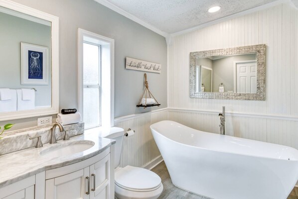 Shower, hair dryer, towels, shampoo