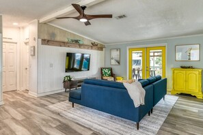 Smart TV - Waterfront! Private Dock, Kayaks, Screened Patio, Less Than 1 mile to Beach, $300 in Free Tickets! (St. Augustine)