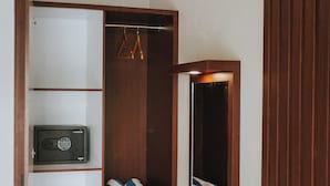 Una habitación moderna con un escritorio de madera, una silla, un armario y un espejo.