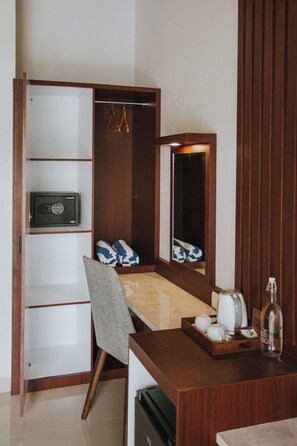 Deluxe tweepersoonskamer | Een kluis op de kamer, een bureau, geluiddichte muren