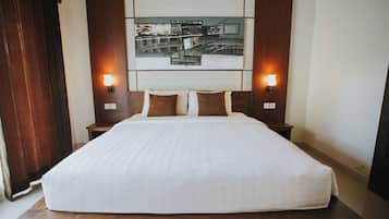 Deluxe Double Room | In-room safe, desk, soundproofing, iron/ironing board