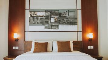 Deluxe tweepersoonskamer | Een kluis op de kamer, een bureau, geluiddichte muren