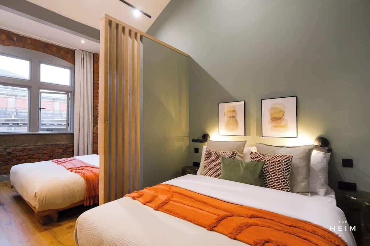 4 عدّة غرف نوم ومكواة/لوح كي وواي فاي وملاءات أسرّة