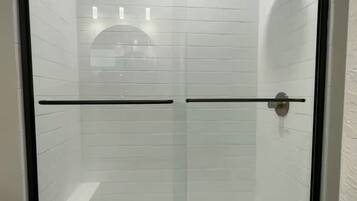 Chuveiro, secador de cabelo, toalhas de banho, sabonete