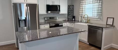 雪櫃、微波爐、焗爐、爐具