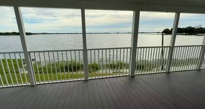 Lakefront oasis offering breathtaking views & relaxation. Perfect for unwinding!