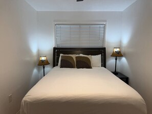 3 chambres, bureau, fer et planche à repasser, lit parapluie