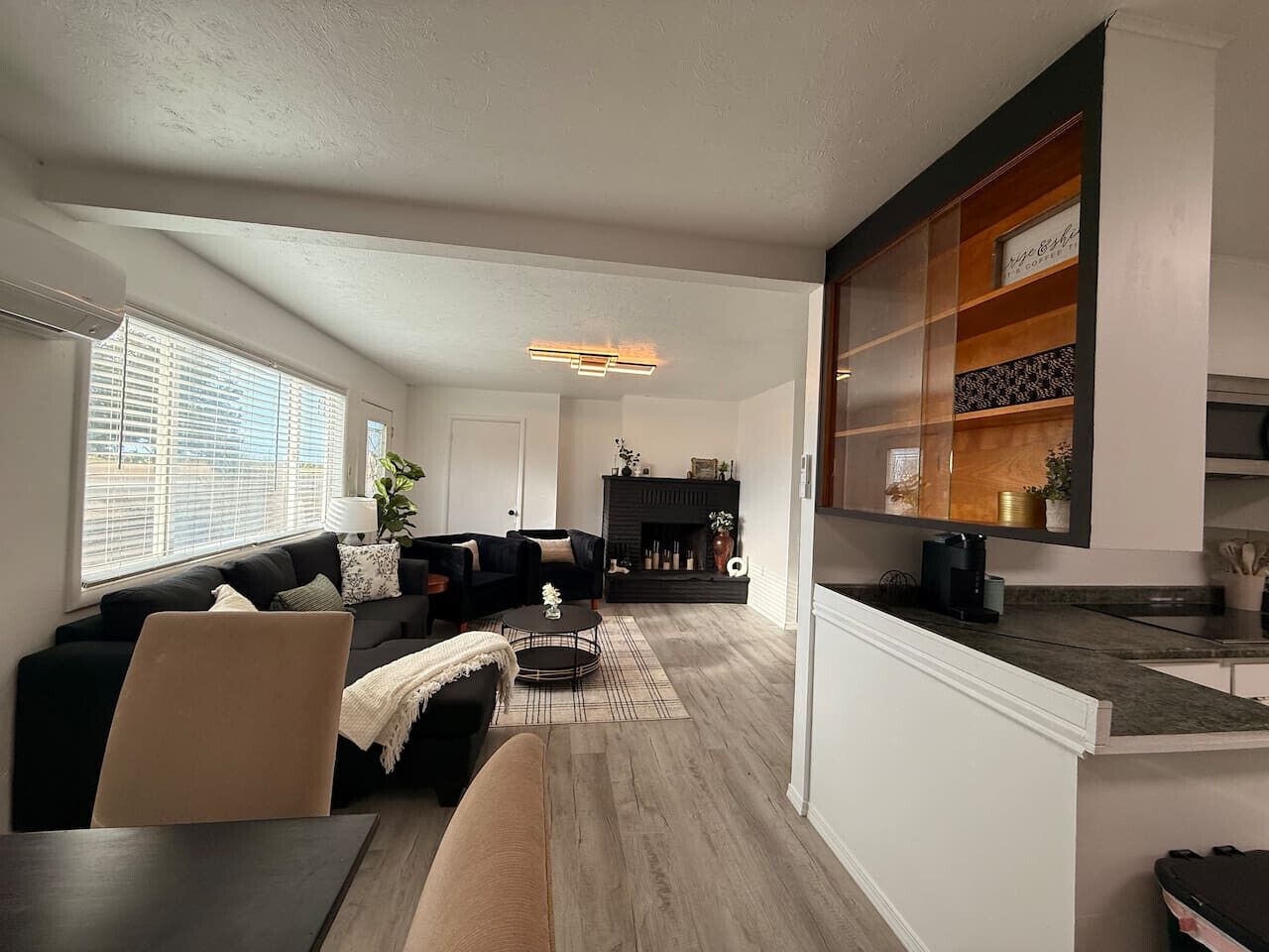 电视、书、办公室