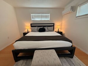 3 soverom, skrivebord, strykejern/-brett og reiseseng for barn