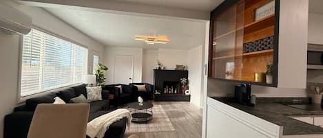 テレビ、書庫、書斎 / ワークスペース