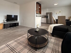 Televisión, libros y oficina 