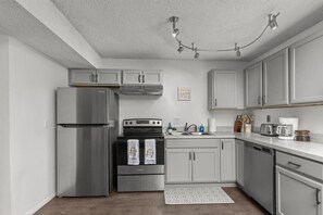 Kjøleskap, ovn, oppvaskmaskin og kaffetrakter/tekoker