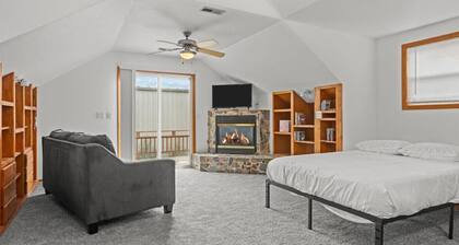 The Clubhouse | Game Room • 98” Theater TV • Sleeps 10 • Pet Friendly • Near Downtown & BSU