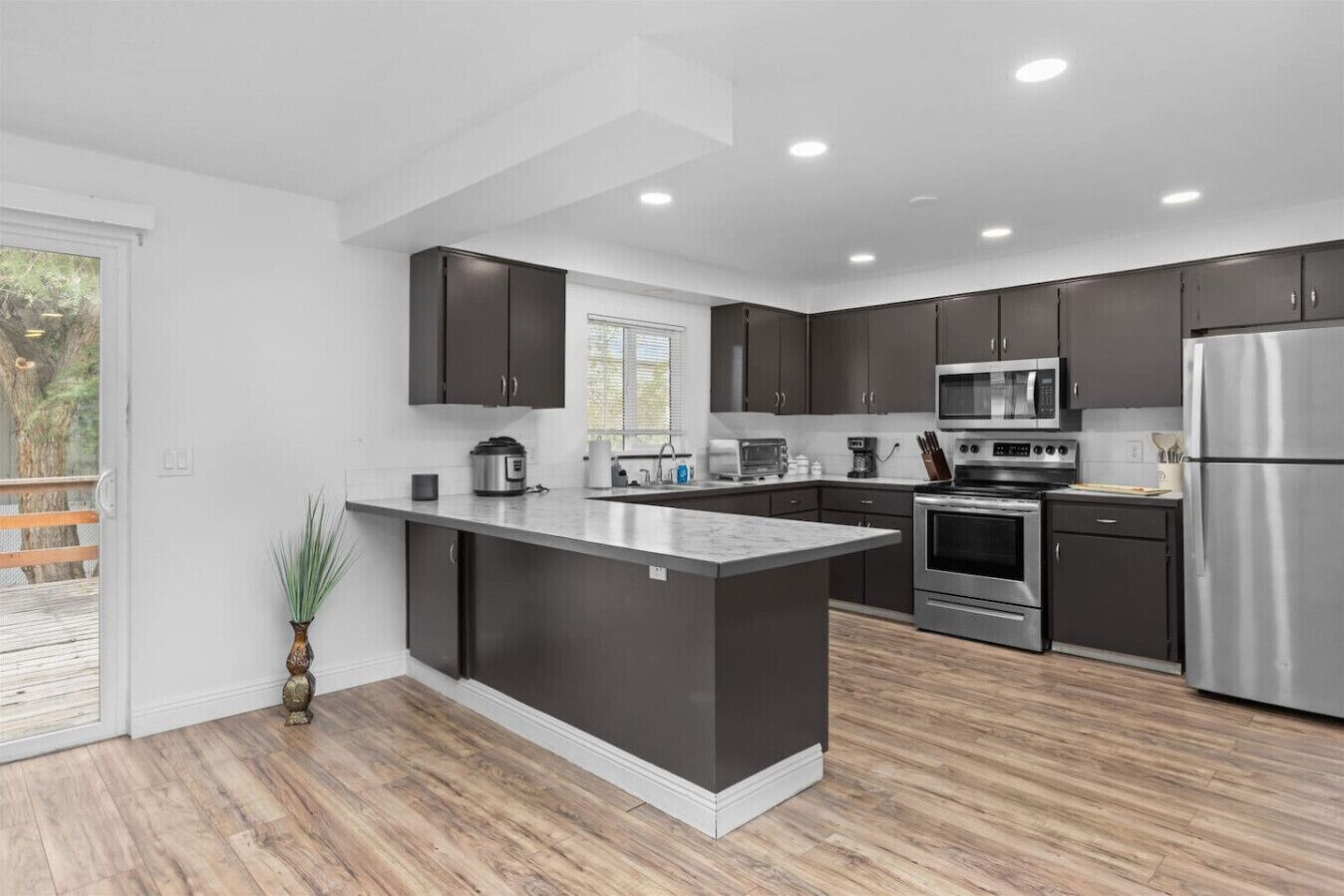 Kjøleskap, mikrobølgeovn, ovn og kokeplater