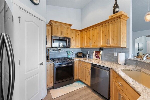 Fridge, microwave, oven, stovetop - Boise BnB`s Beach House with hot tub (Boise)