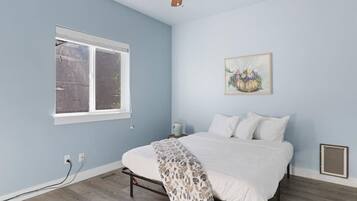 Escritorio, tabla de planchar con plancha, wifi y ropa de cama