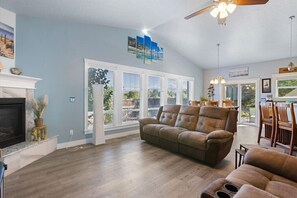 TV, fireplace, DVD player, books - Boise BnB`s Beach House with hot tub (Boise)