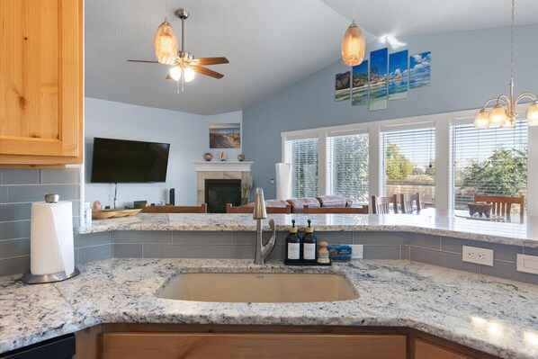 Fridge, microwave, oven, stovetop - Boise BnB`s Beach House with hot tub (Boise)