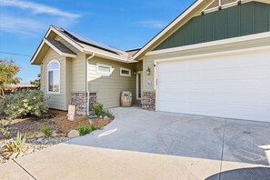 Exterior - Boise BnB`s Beach House with hot tub (Boise)