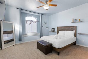 Schreibtisch, Bügeleisen/Bügelbrett, Reisekinderbett, WLAN