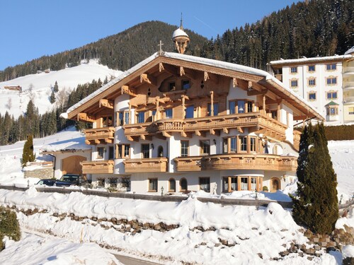2 Apartments, Sauna & ski bus at the door