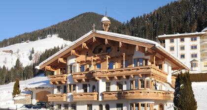 2 Apartments, Sauna & ski bus at the door