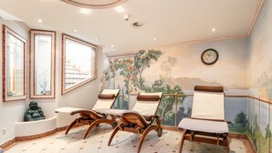 A room with a tiled floor, wooden chairs, a bathtub, and a mural of a tropical landscape. - 2 Apartments, Sauna & ski bus at the door (Wildschönau)