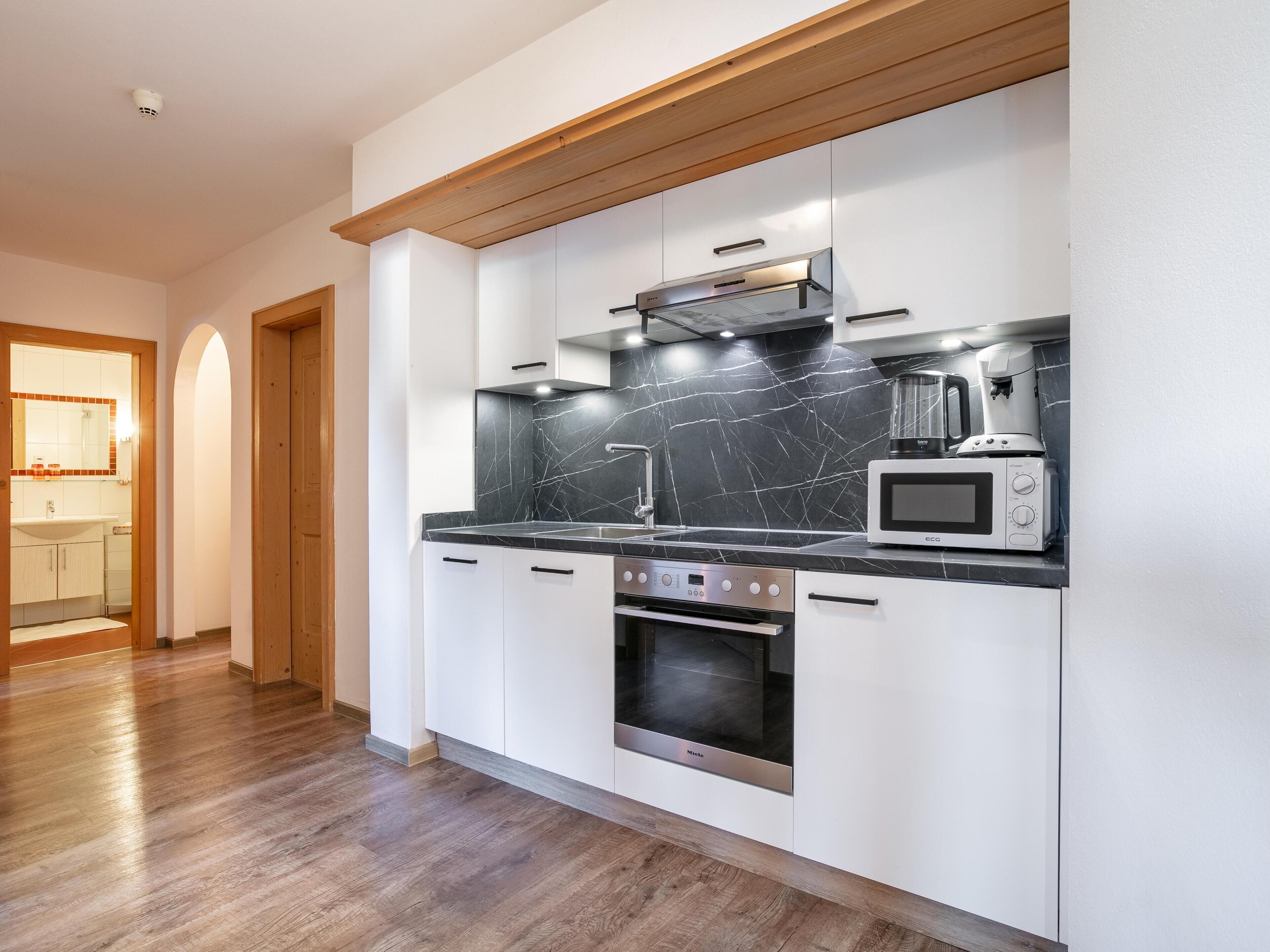 Ofen, Herdplatte, Geschirrspüler, Wasserkocher mit Kaffee-/Teezubehör