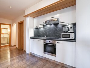 Ofen, Herdplatte, Geschirrspüler, Wasserkocher mit Kaffee-/Teezubehör