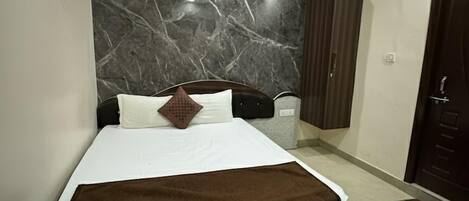 Bureau, espace de travail pour ordinateur portable, Wi-Fi gratuit