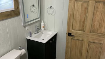 Hårtork, handdukar, tvål och toalettpapper