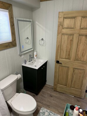 مجففات شعر، مناشف، صابون، ورق حمّام