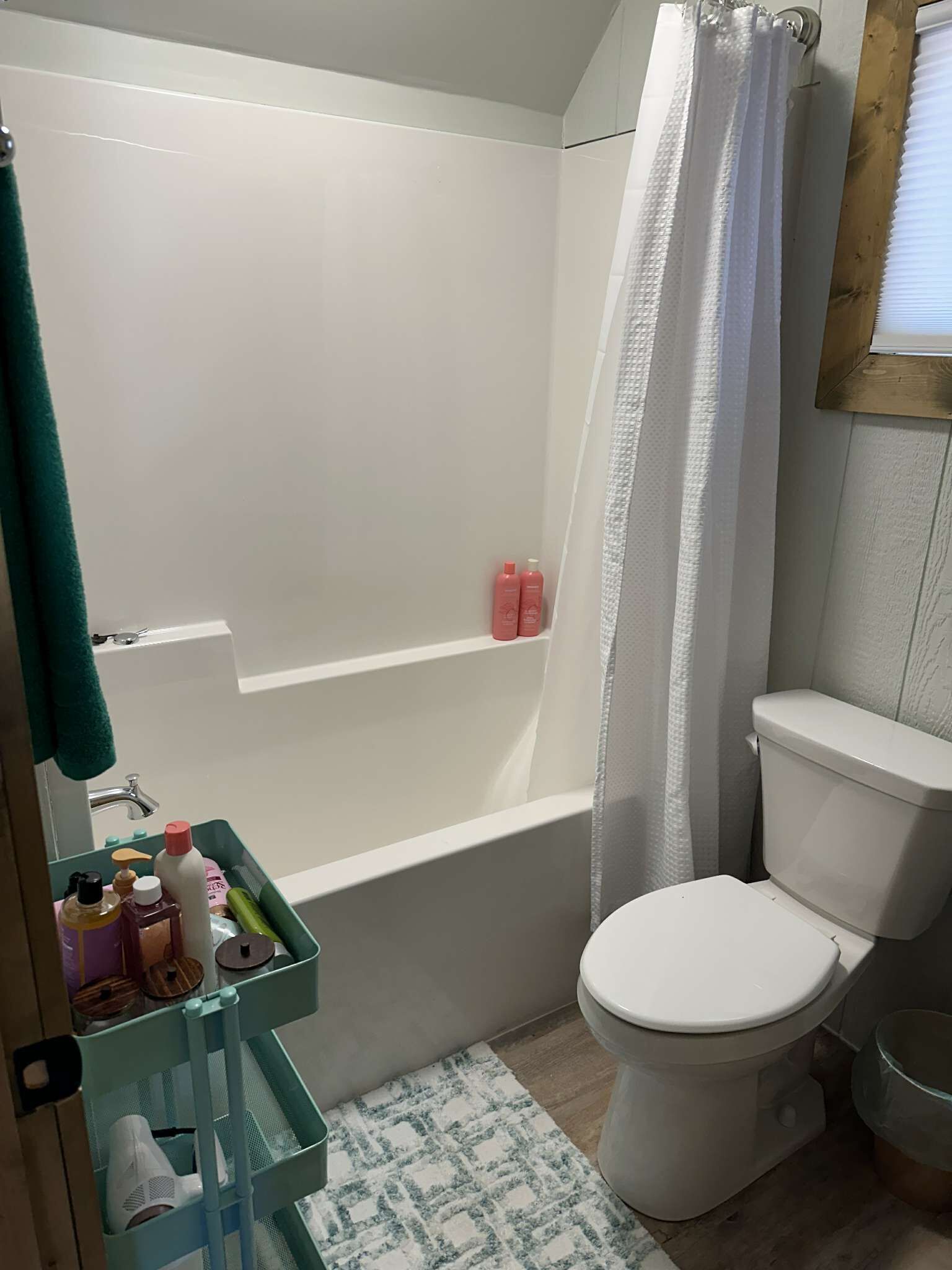 Een haardroger, handdoeken, zeep, toiletpapier