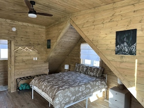 Iron/ironing board, free WiFi, bed sheets - Kabin Life with Keesca Kabin. Relax after a day of sightseeing in the Rockies. (HINTON)