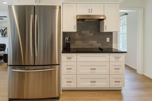 Een koelkast, een magnetron, een oven, een kookplaat