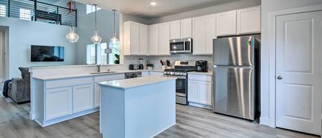 Kylskåp, mikrovågsugn, ugn och spishäll