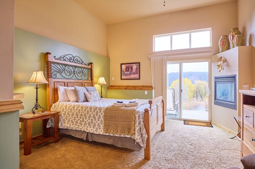Room with a View, Suite 1 - A Cozy Lodge Themed Suite Close to Town