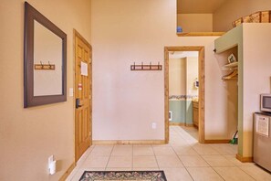 Interior - Room with a View, Suite 1 -Cozy and Near Town (Leavenworth)