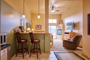 TV - Room with a View, Suite 1 -Cozy and Near Town (Leavenworth)