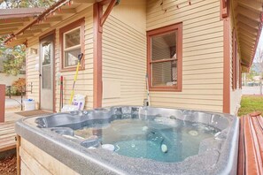 Outdoor spa tub - That 70's House -Downtown Funky Fun! (Leavenworth)
