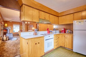 Fridge, microwave, oven, stovetop - That 70's House -Downtown Funky Fun! (Leavenworth)