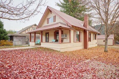 70s-Themed 3BR + Hot Tub Walk Downtown