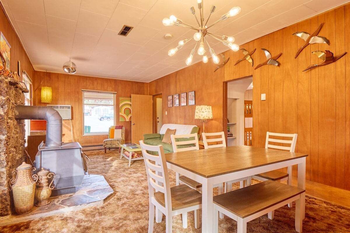 70s-themed 3br + Hot Tub Walk Downtown - Leavenworth, WA