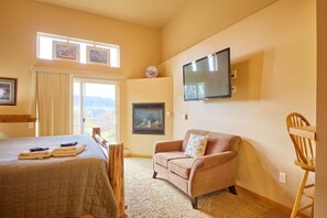 Iron/ironing board, free WiFi, bed sheets - Room with a View, Suite 2 - Close to Town (Leavenworth)