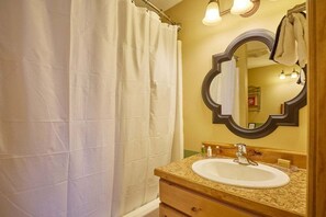 Hair dryer, towels - Room with a View, Suite 2 - Close to Town (Leavenworth)