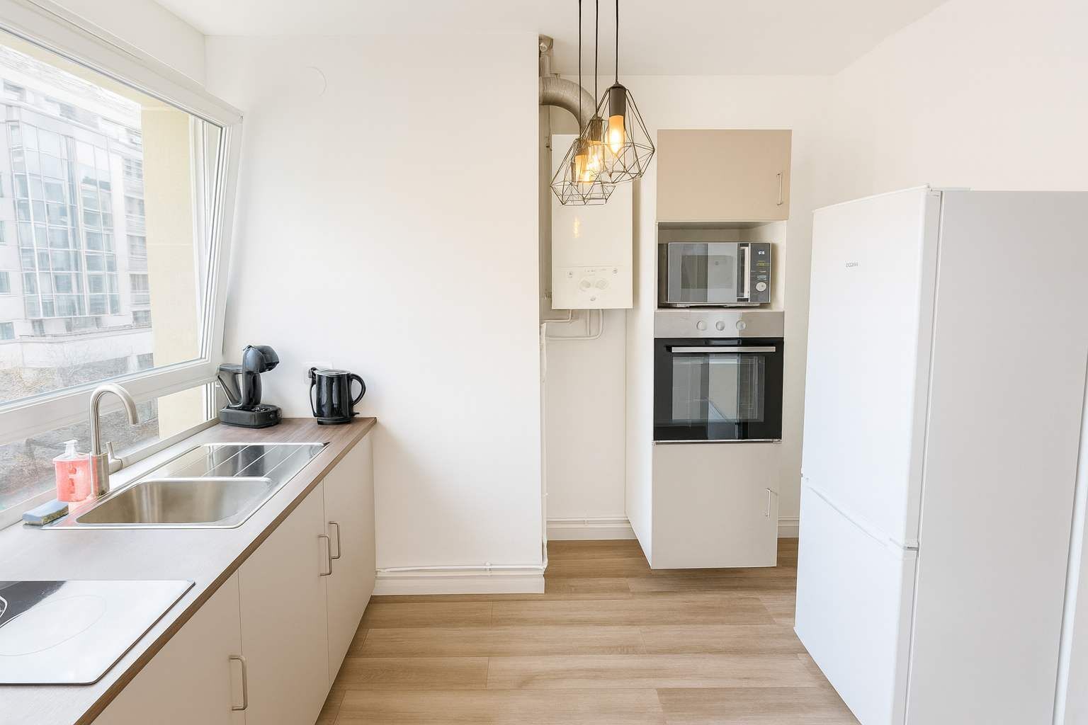 Réfrigérateur, micro-ondes, plaque de cuisson, lave-vaisselle