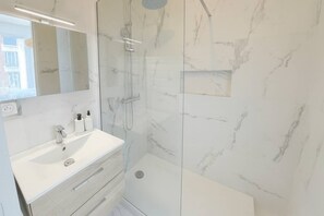 Douche, sèche-cheveux, serviettes fournies